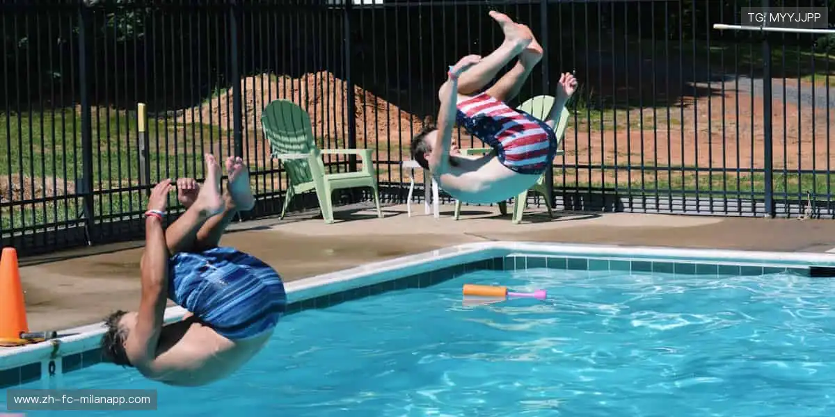 📱实时弹幕，全球球迷在线狂欢！💬