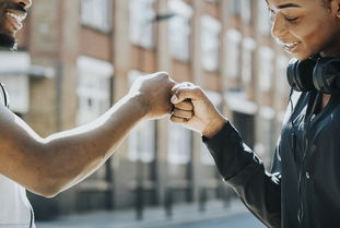 米兰体育官网-英超比赛中裁判语调与非语言行为对球员情绪波动的影响，用语言或行为对裁判员  第1张