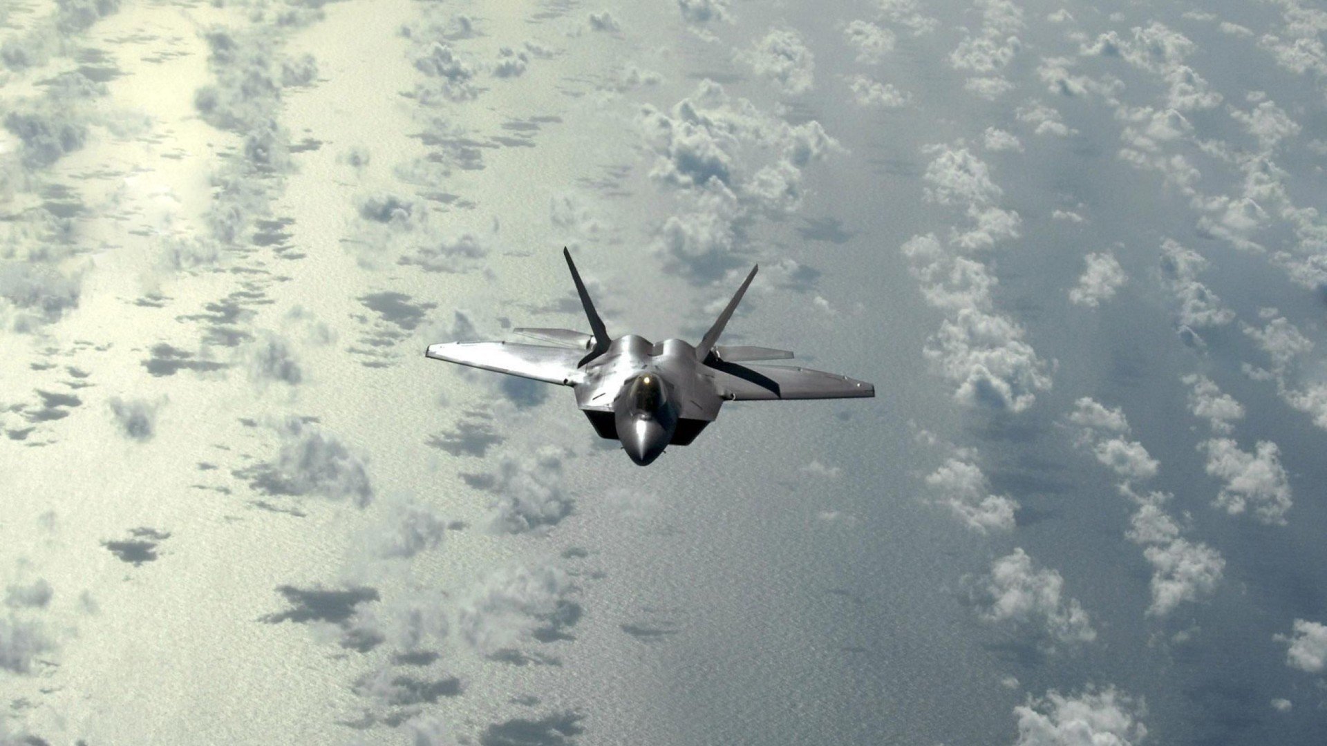 MILANSPORT入口-门兴格拉德巴赫高位逼抢限制对方控球权，门兴格拉德巴赫主力门将